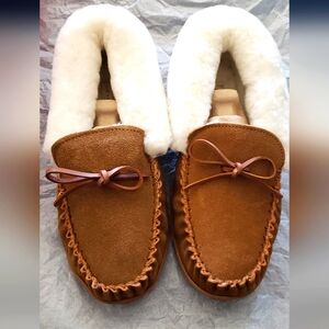 Comfy Warm Sonoma sherpa Lined Slipper - 9 M